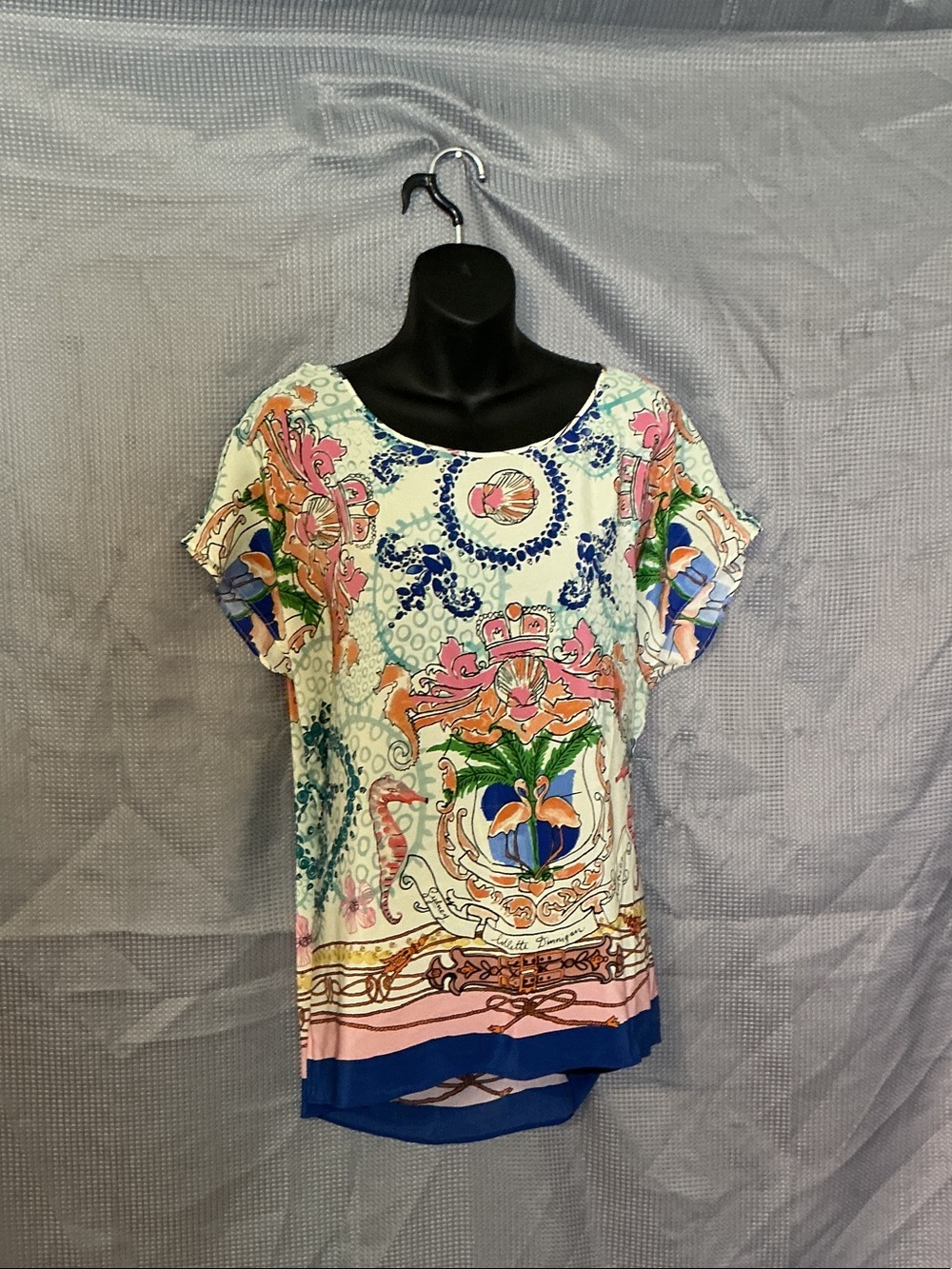 Floral Crest Short Sleeve Scoop Neck Tee in Cream and Blue